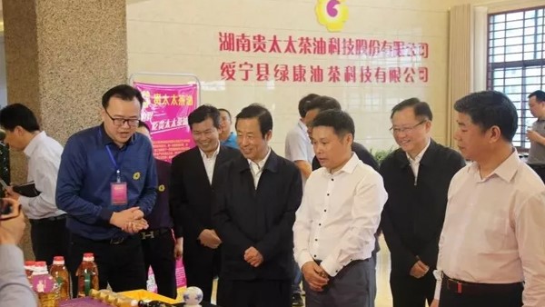 湖南省委副書記、省長許達哲視察貴太太，鼓勵貴太太打造一流茶油品牌，助力產業扶貧